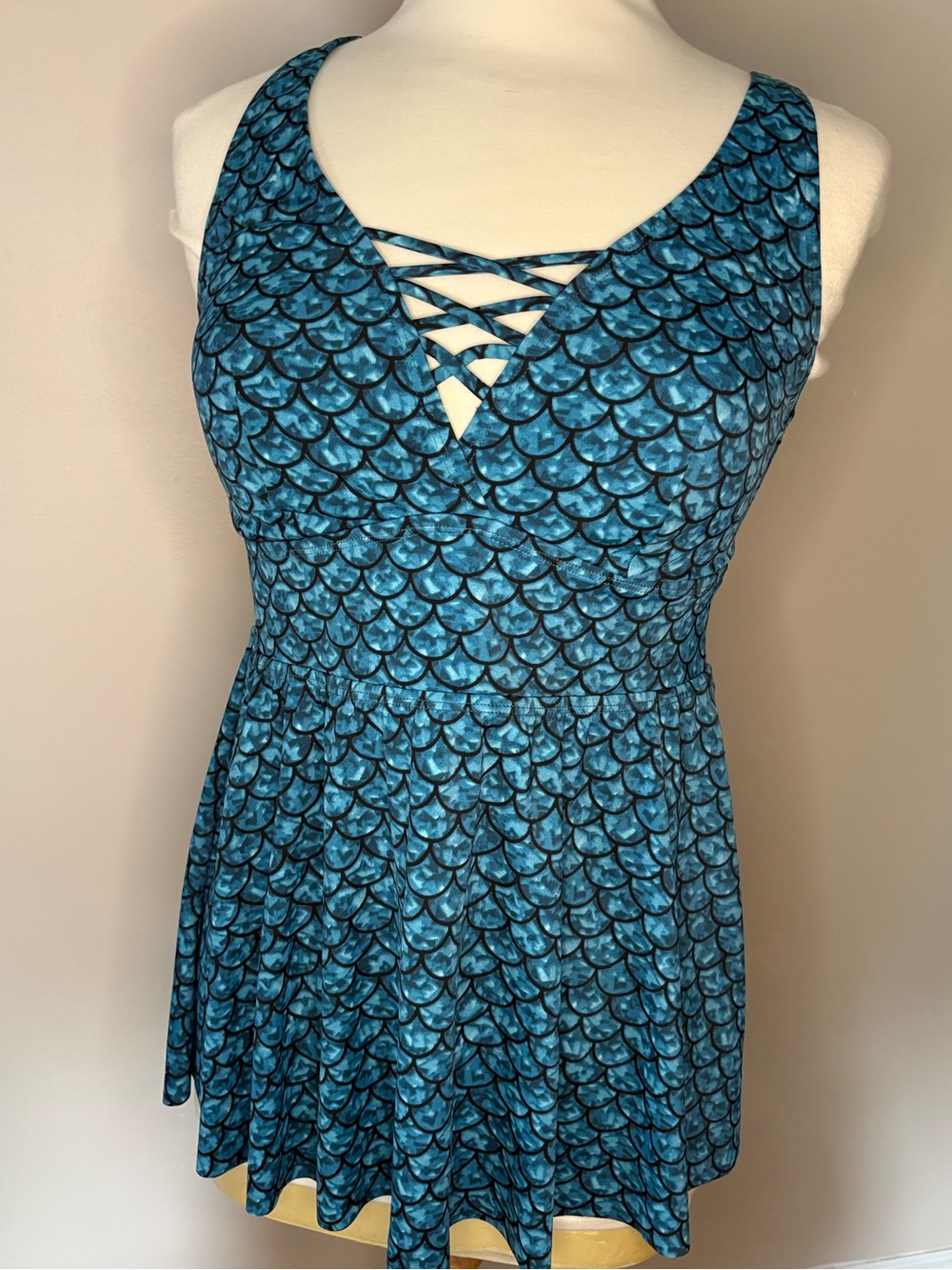 Torrid Women’s sz 0 = 12 Swim mermaid scales Tankini Top Racerback wireless
